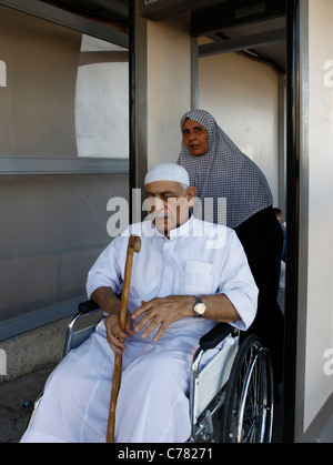 Un palestinien handicapé passe par un détecteur de métaux au poste-frontière d'Erez et passe également au poste de Beit Hanoun, à la frontière entre Gaza et Israël, à l'extrémité nord de la bande de Gaza. Israël Banque D'Images