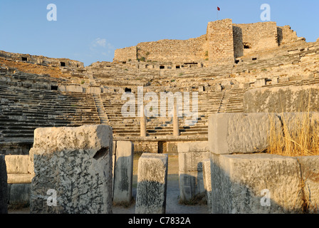 Ruines de l'amphithéâtre gréco-romain, Milet au crépuscule, au sud-ouest de l'ouest, de la Province d'Aydin Turquie, Europe, Moyen-Orient, Asie Banque D'Images