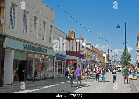 Hamilton Road, qui est une zone de l'espace partagé piétons donnant la priorité sur le trafic, Felixstowem Suffolk, UK. Banque D'Images