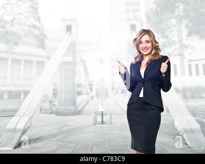 Smiling young businesswoman et ville historique Banque D'Images