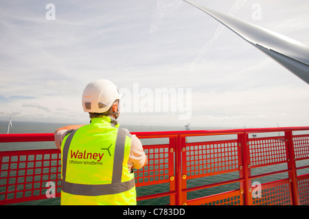 Les travailleurs de la santé et de la sécurité en haut d'une nacelle sur une éolienne dans l'éolien offshore Walney. Banque D'Images