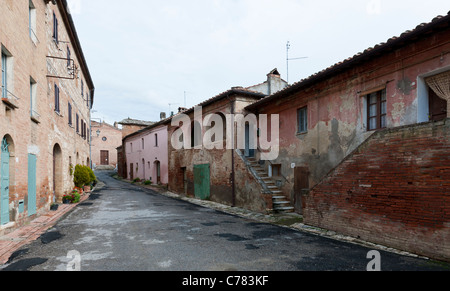 La rue du village, Monterongrifolli, près de San Giovanni d'Asso, Toscane Italie Banque D'Images