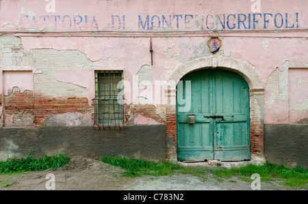 L'entrée de l'usine ferme à l'abandon dans Monterongriffoli, près de San Giovanni d'Asso, Toscane, Italie Banque D'Images