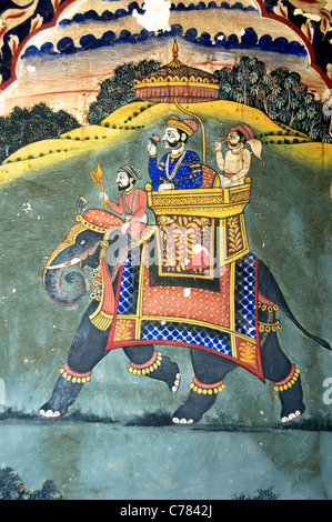 Fresque restaurée de Maharaja dans un howdah équitation un éléphant Château Mandawa Inde du Nord Rajasthan Shekhawati Banque D'Images