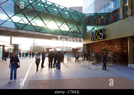 Vue extérieure du magasin M&S au centre commercial Westfield Stratford sur sa journée d'ouverture Banque D'Images