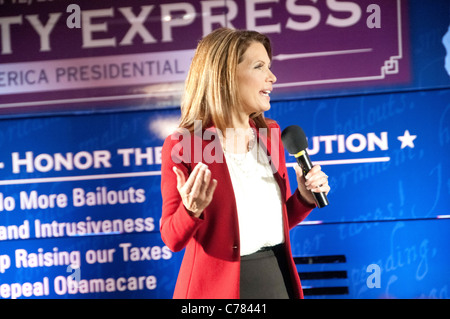 Candidat à la présidence républicaine Michele Bachmann s'adresse à la foule à la suite du Tea Party et débat CNN à Tampa, en Floride. Banque D'Images