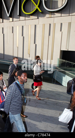 Une dernière marche CLIENTS M&S signer au centre commercial Westfield Stratford comme sa vous ouvre ses portes pour la première fois Banque D'Images