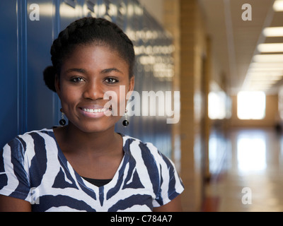 USA, Utah, Spanish Fork, Portrait de school girl (14-15) in corridor Banque D'Images