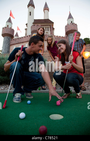 USA, Utah, Orem, parents et enfants (10-17) en jouant au golf Banque D'Images