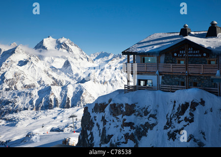 Le restaurant panoramique avec des montagnes en arrière-plan, Courchevel 1850, France. Banque D'Images