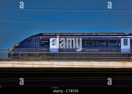 Locomotive à grande vitesse passant par Rainham marais en Essex. Banque D'Images