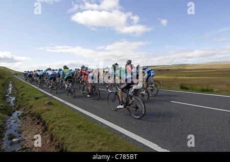 L'étape 4 du Tour de Bretagne à vélo faire son chemin à travers les Brecon Beacons sur une route près de Penderyn. Banque D'Images