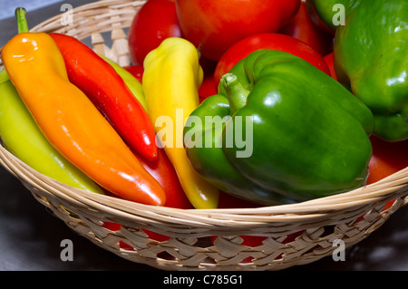 Panier avec tomates et poivrons du jardin Banque D'Images