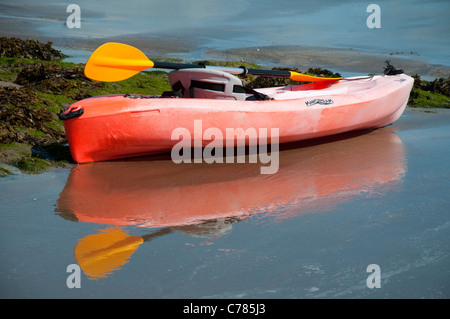 Un kayake sur vaste Havre plage à Pembrokeshire, Pays de Galles, Royaume-Uni Banque D'Images