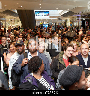 Rush d'entrer consommateurs John Lewis dans Westfield Stratford City Shopping Centre parce qu'il ouvre ses portes pour la première fois Banque D'Images