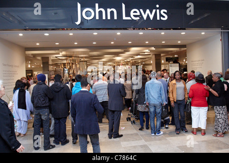 Rush d'entrer consommateurs John Lewis dans Westfield Stratford City Shopping Centre parce qu'il ouvre ses portes pour la première fois Banque D'Images