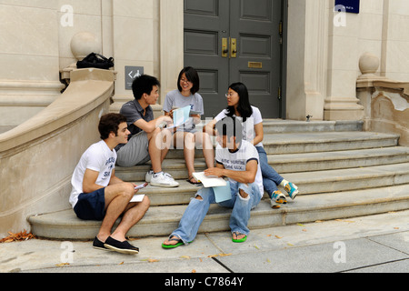 Les étudiants étrangers qui étudient à l'Institut de langue anglaise à l'université de Yale d'été. Banque D'Images