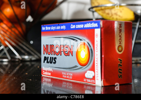 Boîte de 32 comprimés de Nurofen Plus Banque D'Images