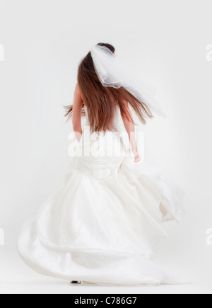 Vue arrière d'une épouse avec de longs cheveux noirs en robe de mariage Banque D'Images