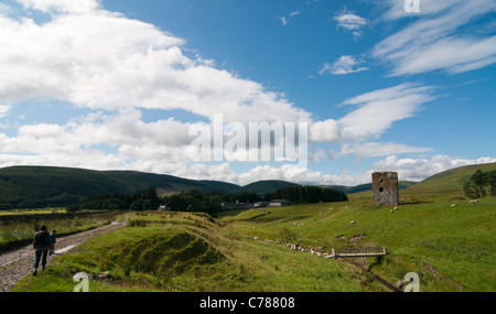 Mère et fils à marcher vers la tour Dryhope près de St Marys Loch dans les Scottish Borders Banque D'Images