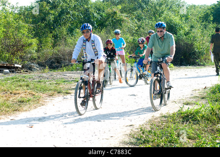 Le Président Felipe Calderon avec famille et Peter Greenberg la bicyclette pendant le tournage du Mexique La Tournée royale Banque D'Images