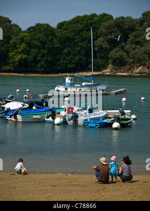 Famille profitant de la plage à Port Anna, Séné, Golfe du Morbihan, Bretagne, France, Europe Banque D'Images