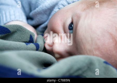 L'enfant aux yeux bleus Banque D'Images