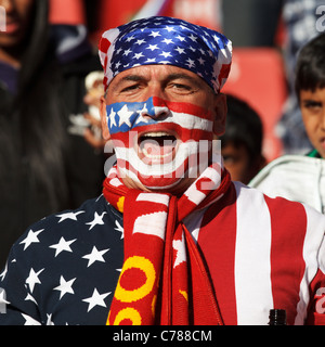Un supporter américain dans les tribunes acclame lors d'un match de Coupe du monde entre les États-Unis et la Slovénie le 18 juin 2010 au stade Ellis Park de Johann Banque D'Images