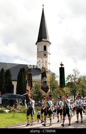 L'Église ( Gaufest Hittenkirchen ) Festival des costumes traditionnels bavarois, Hittenkirchen Chiemgau Haute-bavière Allemagne Banque D'Images