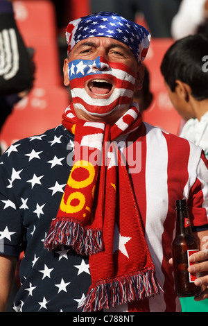 Un supporter américain dans les tribunes applaudit lors d'un match de Coupe du monde entre les États-Unis et la Slovénie à Johannesburg, en Afrique du Sud. Éditorial uniquement. Banque D'Images