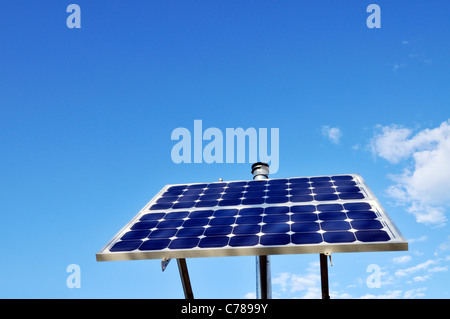 Panneau solaire la collecte de l'énergie des soleils sur ciel bleu journée ensoleillée, USA. Banque D'Images