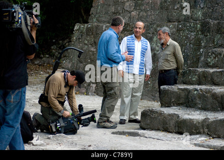 Le Président Felipe Calderon du Mexique Calakmul tours avec Peter Greenberg et guide Banque D'Images