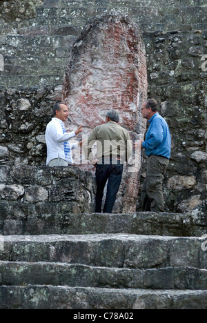Le Président Felipe Calderon du Mexique Calakmul tours avec Peter Greenberg et guide Banque D'Images