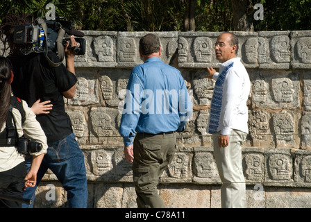 Presdient Felipe Calderon du Mexique tours Chichen Itza avec Peter Greenberg Banque D'Images