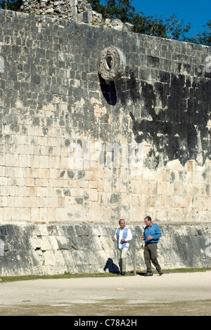 Presdient Felipe Calderon du Mexique tours Chichen Itza avec Peter Greenberg Banque D'Images