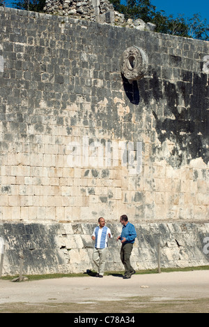 Presdient Felipe Calderon du Mexique tours Chichen Itza avec Peter Greenberg Banque D'Images