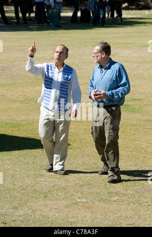 Presdient Felipe Calderon du Mexique tours Chichen Itza avec Peter Greenberg Banque D'Images