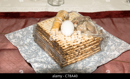 Les aliments traditionnels consommés sur la nuit du Seder de la pâque juive. Banque D'Images