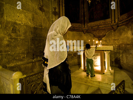 Pèlerins éthiopiens prier dans une petite chapelle à l'intérieur de l'église du Saint-Sépulcre. prières durant la semaine de Pâques à Jérusalem. Banque D'Images