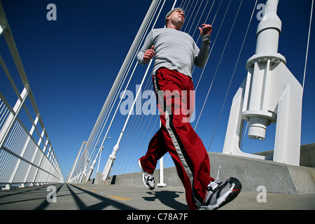 Jogger s'exécute sur l'Ravenel Bridge à Charleston, SC. Banque D'Images