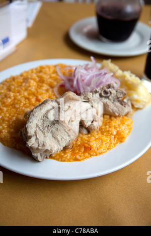 Shots Pepian de Pavo (un ragoût de maïs et de la Turquie), un plat bien-aimé sur la côte nord du Pérou, comme on le voit, ici dans la ville de Trujillo. Banque D'Images