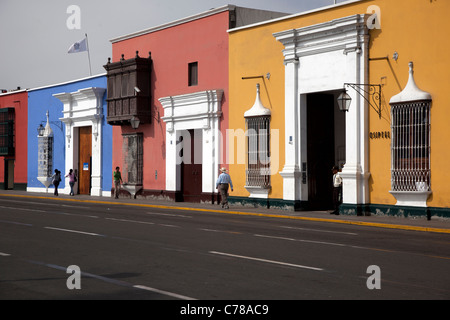 Les bâtiments de l'époque coloniale aux couleurs vives que Trujillo, Pérou avant' la Plaza de Armas, ou place principale. Banque D'Images