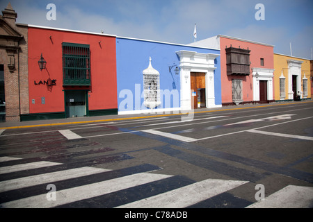 Les bâtiments de l'époque coloniale aux couleurs vives que Trujillo, Pérou avant' la Plaza de Armas, ou place principale. Banque D'Images