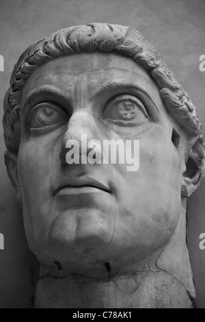 La tête d'une grande statue de Constantin debout dans la cour du Palais des Conservateurs à Rome. Banque D'Images