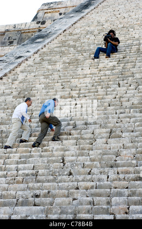 Presdient Felipe Calderon du Mexique tours Chichen Itza avec Peter Greenberg Banque D'Images