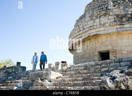 Presdient Felipe Calderon du Mexique tours Chichen Itza avec Peter Greenberg Banque D'Images