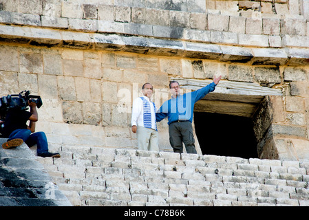 Presdient Felipe Calderon du Mexique tours Chichen Itza avec Peter Greenberg Banque D'Images