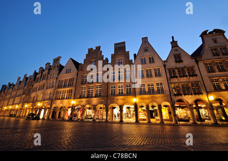 Photo de nuit de la place Prinzipalmarkt à Münster, Allemagne. Banque D'Images