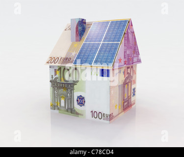De l'argent à la maison avec panneau solaire financement concept Banque D'Images