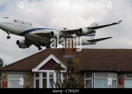 Pack elal El Al Israel Airlines avions volant à basse altitude avion approche de l'aéroport d'Heathrow Banque D'Images